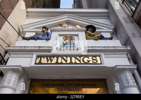 Il frontone decorativo di influenza cinese sopra l'entrata del Twinings Tea Shop e Emporium on the Strand, Londra, Inghilterra, Regno Unito Foto Stock
