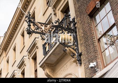 Il "segno della bottiglia d'oro" fuori C. Hoare & Co., la più antica banca di deposito privata della Gran Bretagna, su Fleet Street, Londra, Inghilterra, Regno Unito Foto Stock
