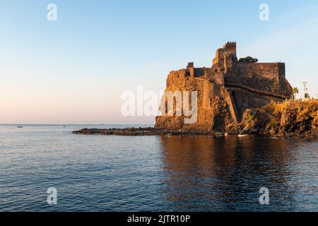 Il castello normanno (1076) ad Aci Castello, Sicilia, visto all'alba. Sorge su un alto affioramento di basalto (lava) e si basa su una fortezza bizantina del 7c Foto Stock