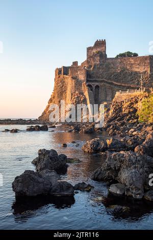 Il castello normanno (1076) ad Aci Castello, Sicilia, visto all'alba. Sorge su un alto affioramento di basalto (lava) e si basa su una fortezza bizantina del 7c Foto Stock