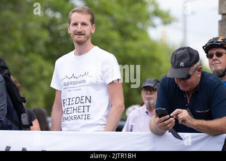 Dresda, Germania. 01st Set, 2022. Marcus Fuchs, organizzatore del movimento 'Querdenken 351', si trova a una manifestazione a margine della riunione a porte chiuse del gruppo parlamentare SPD. Il 1 e 2 settembre 2022, il gruppo parlamentare del DOCUP si riunirà per il suo regolare ritiro di caucus nella capitale dello stato. Credit: Sebastian Kahnert/dpa/Alamy Live News Foto Stock