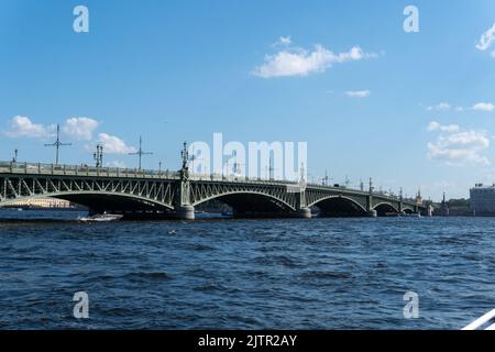 RUSSIA, PIETROBURGO - 20 AGOSTO 2022: petersburg neva ponte fiume russia san palazzo urbano città, per l'acqua europa per pietro da leningrado san Foto Stock