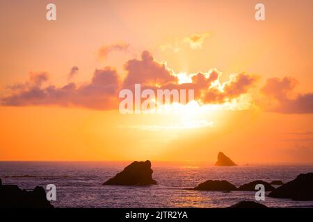 L'alba e il tramonto sono molto colorati a Bandon, Oregon, sulla costa del Pacifico Foto Stock