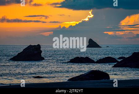 L'alba e il tramonto sono molto colorati a Bandon, Oregon, sulla costa del Pacifico Foto Stock