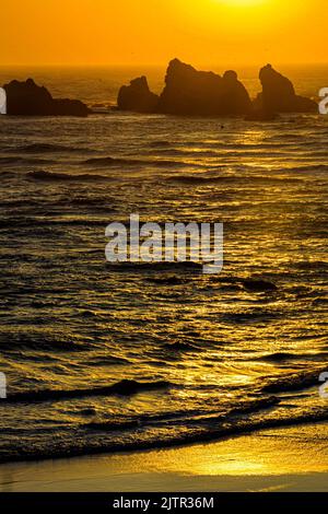 L'alba e il tramonto sono molto colorati a Bandon, Oregon, sulla costa del Pacifico Foto Stock