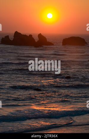 L'alba e il tramonto sono molto colorati a Bandon, Oregon, sulla costa del Pacifico Foto Stock