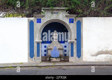 FUNCHAL, PORTOGALLO - 25 AGOSTO 2021: Questa è una vecchia fontana bevente su una delle strade della città vecchia. Foto Stock