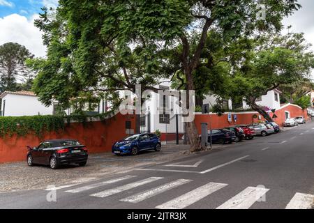 FUNCHAL, PORTOGALLO - 25 AGOSTO 2021: Questo è un ingresso al vecchio museo della tenuta Quinta das Cruzes. Foto Stock