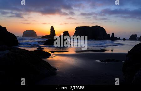 L'alba e il tramonto sono molto colorati a Bandon, Oregon, sulla costa del Pacifico Foto Stock