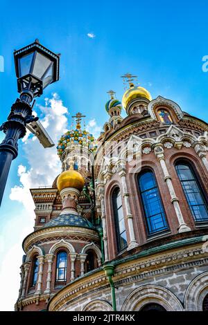 Famosa e colorata chiesa del Salvatore sul sangue versato a San Pietroburgo, Russia Foto Stock