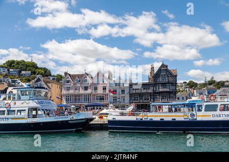 Traghetti passeggeri ormeggiati lungo il molo di Dartmouth, visto dal fiume. Foto Stock