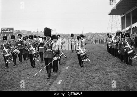 Llanelli RFC vs New Zealand All Blacks (31/10/72) - la band dei 1st Battaglione, Royal Welsh Fusiliers, che marciano in campo dopo la storica vittoria di Llanelli sui New Zealand All Blacks. Foto Stock