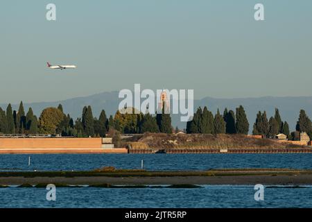 Venezia, Italia - 27 ottobre 2021: Aereo che si avvicina all'aeroporto di Venezia in una giornata di sole in autunno Foto Stock