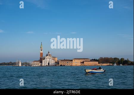 Venezia, Italia - 27 ottobre 2021: Piccola barca nella laguna di Venezia, San Giorgio maggiore, giorno di sole in autunno Foto Stock