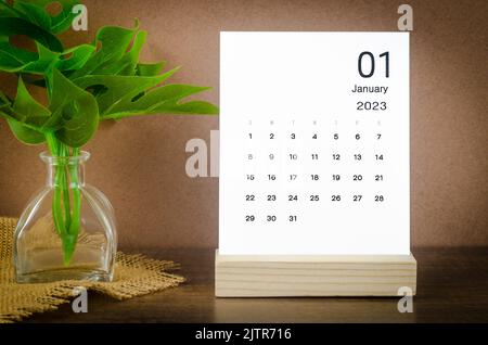 Gennaio 2023 Calendario mensile di 2023 anno su tavola di legno. Foto Stock