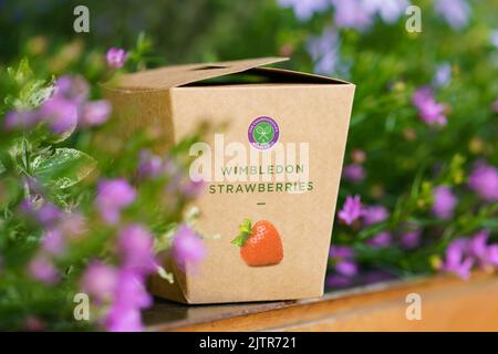 Wimbledon Strawberry box intorno ai campi ai Campionati 2022. Si tiene all'All England Lawn Tennis Club di Wimbledon. Foto Stock