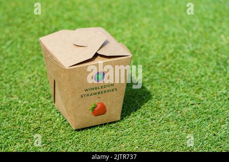 Wimbledon Strawberry box intorno ai campi ai Campionati 2022. Si tiene all'All England Lawn Tennis Club di Wimbledon. Foto Stock