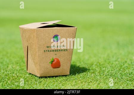 Wimbledon Strawberry box intorno ai campi ai Campionati 2022. Si tiene all'All England Lawn Tennis Club di Wimbledon. Foto Stock