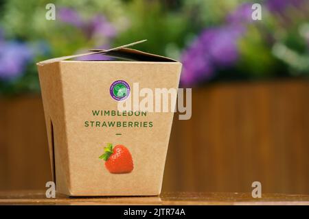 Wimbledon Strawberry box intorno ai campi ai Campionati 2022. Si tiene all'All England Lawn Tennis Club di Wimbledon. Foto Stock