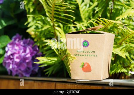 Wimbledon Strawberry box intorno ai campi ai Campionati 2022. Si tiene all'All England Lawn Tennis Club di Wimbledon. Foto Stock