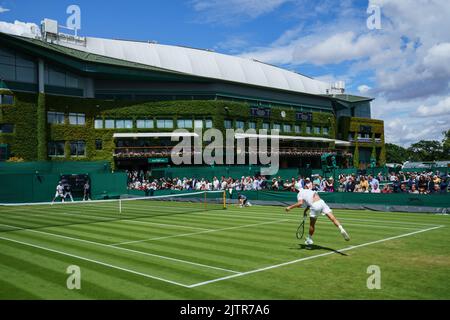 Opinioni generali di Tommy Paul e Fernando Verdasco sulla Corte 4 ai Campionati 2022. Si tiene all'All England Lawn Tennis Club di Wimbledon. Foto Stock