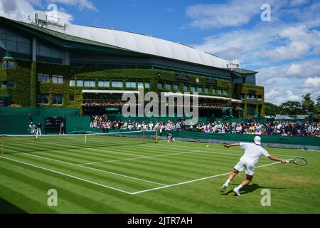 Opinioni generali di Tommy Paul e Fernando Verdasco sulla Corte 4 ai Campionati 2022. Si tiene all'All England Lawn Tennis Club di Wimbledon. Foto Stock