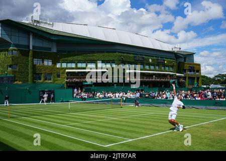 Opinioni generali di Tommy Paul e Fernando Verdasco sulla Corte 4 ai Campionati 2022. Si tiene all'All England Lawn Tennis Club di Wimbledon. Foto Stock