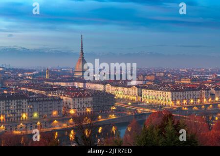 Torino, Piemonte, Italia skyline con la Mole Antonelliana al crepuscolo. Foto Stock