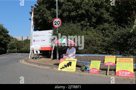 Un protettore della Stop Sizewell C e insieme contro i gruppi della campagna di Sizewell C al di fuori della centrale nucleare di Sizewell B di EDF a Suffolk, mentre il primo ministro Boris Johnson ha annunciato 700m milioni di sterline di finanziamenti governativi per un nuovo reattore nell'impianto, durante la sua visita. Data immagine: Giovedì 1 settembre 2022. Foto Stock