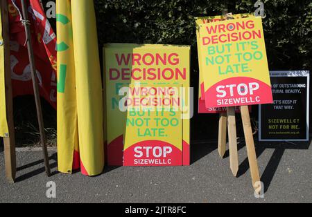 Cartelli appartenenti ai manifestanti della Stop Sizewell C e insieme contro i gruppi della campagna di Sizewell C al di fuori della centrale nucleare di Sizewell B di EDF a Suffolk, come il primo ministro Boris Johnson ha annunciato 700m milioni di sterline di finanziamenti governativi per un nuovo reattore presso l'impianto, durante la sua visita. Data immagine: Giovedì 1 settembre 2022. Foto Stock