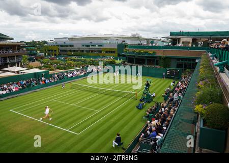 Katie Swan e Clara Burel su Court 18 ai Campionati 2022. Si tiene all'All England Lawn Tennis Club di Wimbledon. Giorno 2 Martedì 28/06/2022. Foto Stock