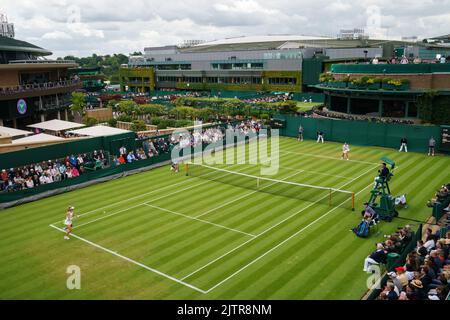 Katie Swan e Clara Burel su Court 18 ai Campionati 2022. Si tiene all'All England Lawn Tennis Club di Wimbledon. Giorno 2 Martedì 28/06/2022. Foto Stock