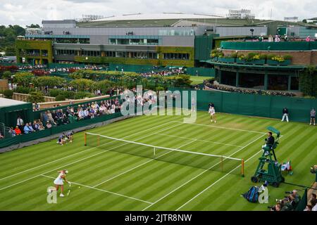 Katie Swan e Clara Burel su Court 18 ai Campionati 2022. Si tiene all'All England Lawn Tennis Club di Wimbledon. Giorno 2 Martedì 28/06/2022. Foto Stock