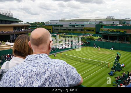 Katie Swan e Clara Burel su Court 18 ai Campionati 2022. Si tiene all'All England Lawn Tennis Club di Wimbledon. Giorno 2 Martedì 28/06/2022. Foto Stock