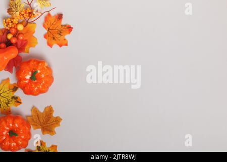 Foglie di zucca caduta autunno su un tavolo grigio con spazio per il testo. Foto Stock