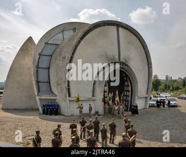 Kyiv, Ucraina il 01 settembre 2022: Funerale solenne del soldato ucraino del reggimento Azov che morì in aprile mentre difendeva Mariupol dall'invasione russa. Crematorio al cimitero di Baikove. Solo recentemente i resti di un soldato sono stati consegnati ai suoi genitori. Foto Stock