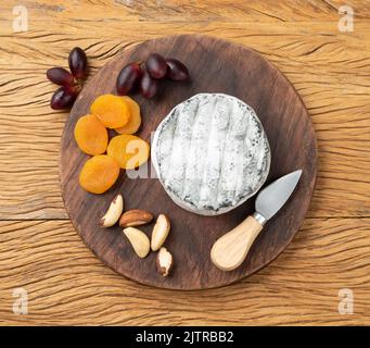 Formaggio brasiliano Lua Chea artigianale con frutta e noci su tavola di legno. Foto Stock