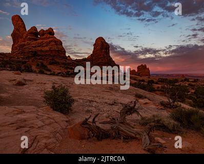 Il sole sorge sull'Arches National Park, Grand County, Utah Foto Stock