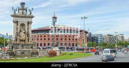 Vista panoramica di Piazza di Spagna verso il complesso dell'Old Bullring a Barcellona, Catalogna, Spagna. Foto Stock