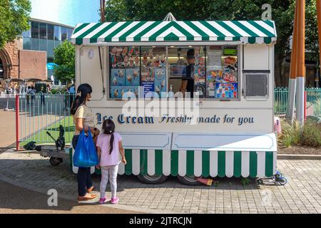 Fornitore di gelati, Bull Yard, Coventry, West Midlands, Inghilterra, Regno Unito Foto Stock