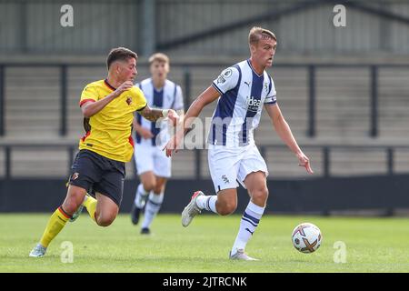 Hednesford, Regno Unito. 01st Set, 2022. Jamie Andrews di West Bromwich Albion corre con la palla Credit: News immagini LTD/Alamy Live News Foto Stock