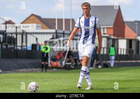 Hednesford, Regno Unito. 01st Set, 2022. Jamie Andrews di West Bromwich Albion passa la palla credito: News immagini LTD/Alamy Live News Foto Stock