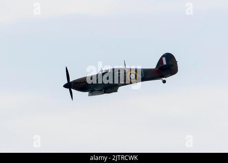 Bournemouth, Dorset, Regno Unito. 1st settembre 2022. La RAF Battle of Britain Memorial Flight Hurricane ha eseguito una mostra durante il primo giorno del Bournemouth Air Festival a Bournemouth in Dorset. Picture Credit: Graham Hunt/Alamy Live News Foto Stock