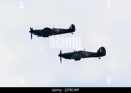 Bournemouth, Dorset, Regno Unito. 1st settembre 2022. La RAF Battle of Britain Memorial Flight Spitfire and Hurricane ha eseguito una mostra durante il primo giorno del Bournemouth Air Festival a Bournemouth in Dorset. Picture Credit: Graham Hunt/Alamy Live News Foto Stock