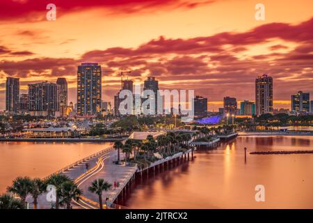 St. Pete, Florida, Stati Uniti d'America skyline della città dal molo di notte. Foto Stock