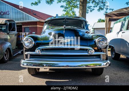 Falcon Heights, Minnesota - 17 giugno 2022: Vista frontale in basso di una berlina 2 porte Chevrolet Styleline Deluxe del 1950 in occasione di una fiera automobilistica locale. Foto Stock