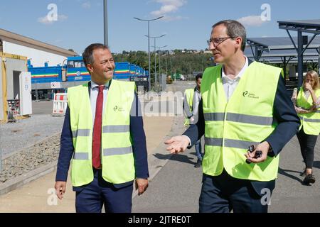 Il presidente di Open VLD Egbert Lachaert e l'amministratore delegato di John Cockerill Francois Michel visitano il sito di Cockerill a Seraing, giovedì 01 settembre 2022. I presidenti dei due partiti liberali visitano l'azienda per parlare e conoscere il futuro dell'industria, dell'innovazione e del riscaldamento globale o del cambiamento climatico. FOTO DI BELGA BRUNO FAHY Foto Stock