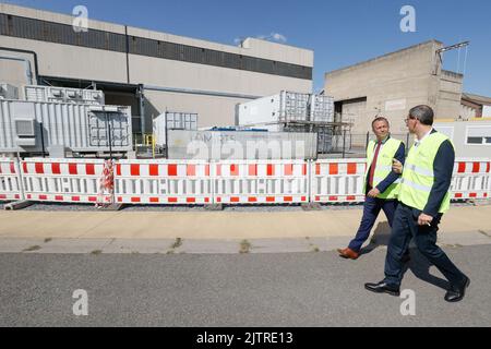 Il presidente di Open VLD Egbert Lachaert e l'amministratore delegato di John Cockerill Francois Michel visitano il sito di Cockerill a Seraing, giovedì 01 settembre 2022. I presidenti dei due partiti liberali visitano l'azienda per parlare e conoscere il futuro dell'industria, dell'innovazione e del riscaldamento globale o del cambiamento climatico. FOTO DI BELGA BRUNO FAHY Foto Stock