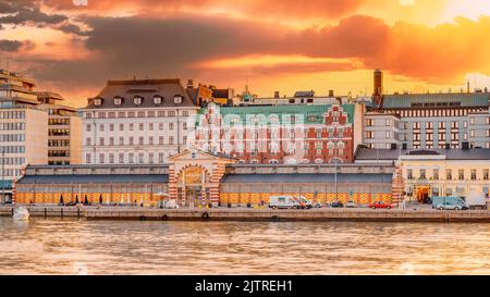 Panorama del Vecchio mercato Hall Vanha kauppahalli a Helsinki in estate tramonto sera, alba mattina, Finlandia Foto Stock