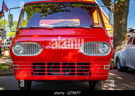 Falcon Heights, MN - 17 giugno 2022: Vista frontale in prospettiva bassa di un camioncino da prelievo Econoline Ford E100 del 1965 in una fiera automobilistica locale. Foto Stock